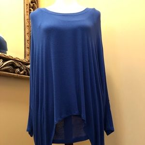 Closet blowout Women’s blue oversized tunic top with shell.